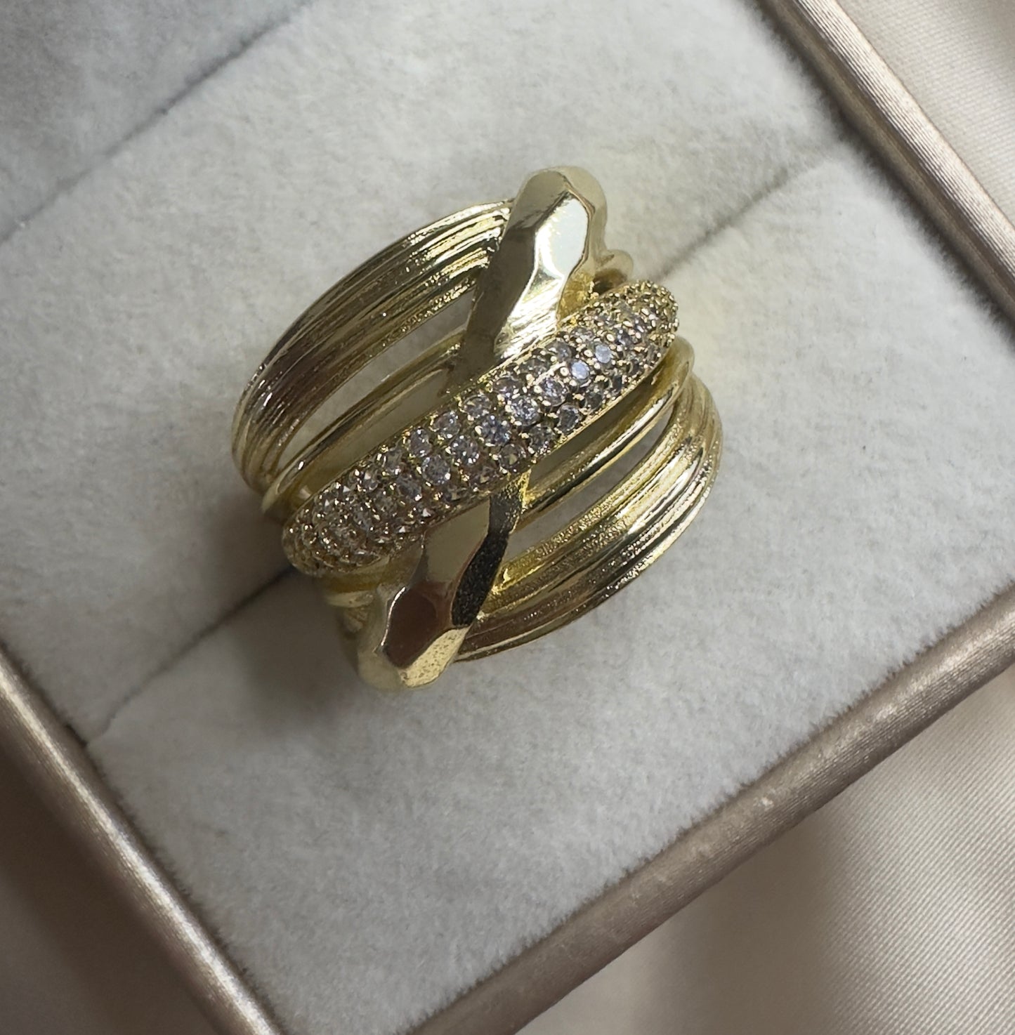 Paola||Anillo