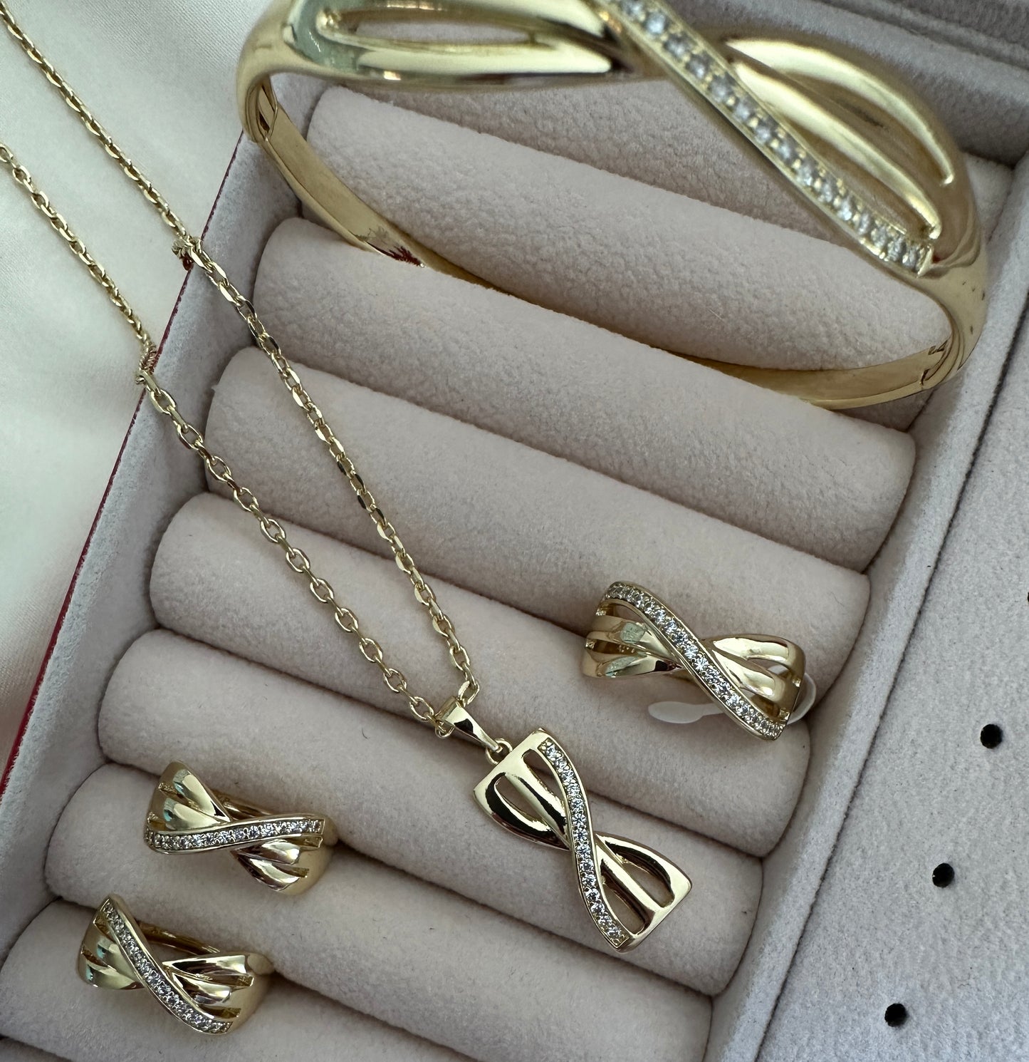 Conjunto||Laura