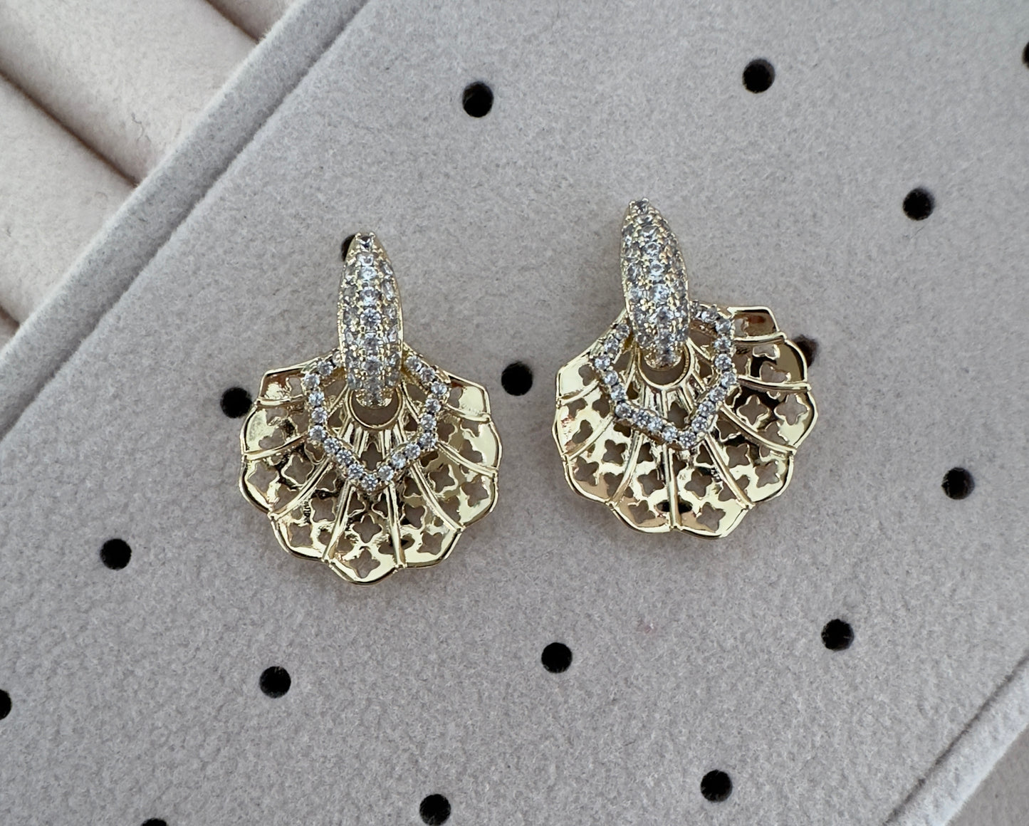 Pendientes||Lamia