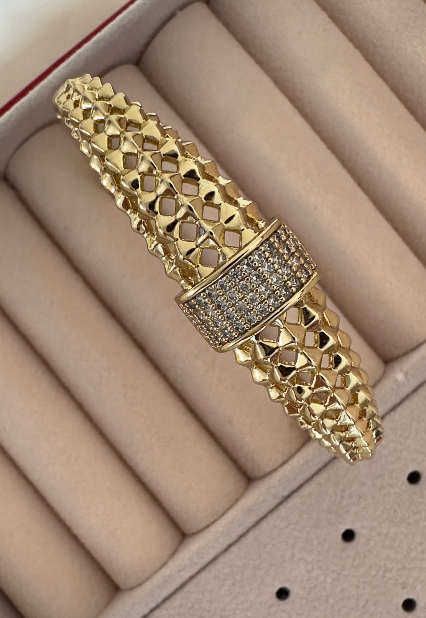 Estefania||Brazalete