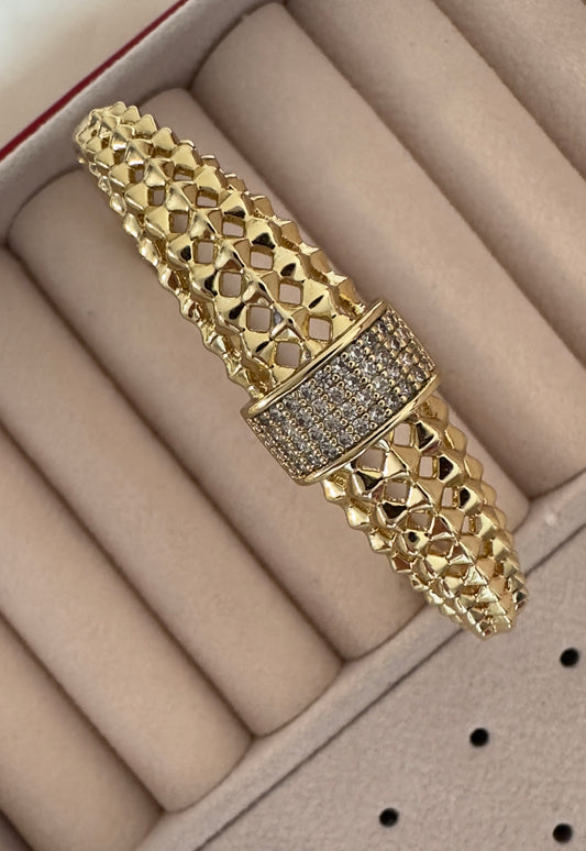 Estefania||Brazalete